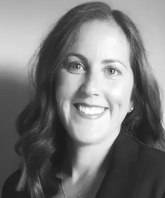 Portrait of Lauren McLaughlin, Associate Broker