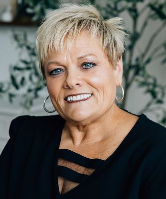 Portrait of Trisa Hansen, Realtor