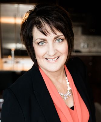 Portrait of Donna Pozzuoli, REALTOR®