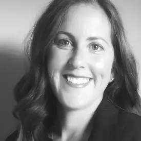 Portrait of Lauren McLaughlin, Associate Broker