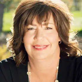 Portrait of Lisa Thompson, Associate Broker